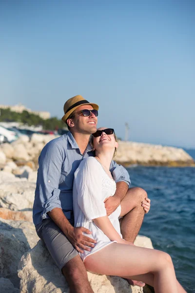 Feliz jovem casal romântico no amor se divertir na bela praia — Fotografia de Stock