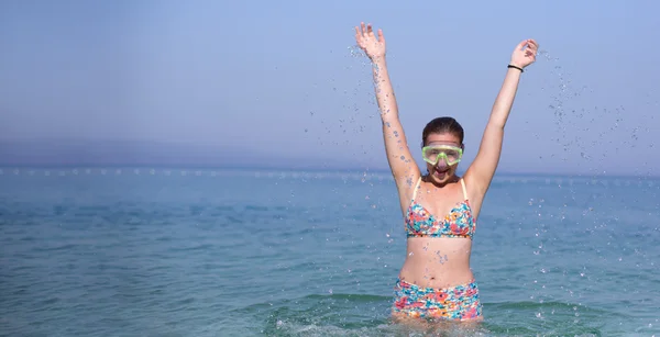 Porträtt av leende flicka i simning mask mot havet och sk — Stockfoto