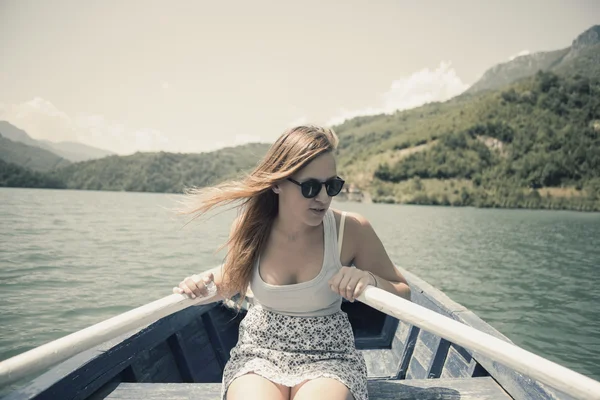 Una joven remará en un barco en un día de verano. —  Fotos de Stock