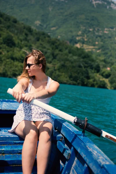 Una joven remará en un barco en un día de verano. — Foto de Stock