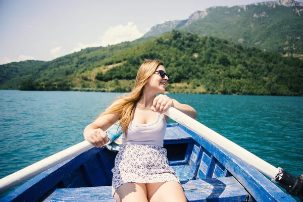 Genç bir kadın bir yaz gününde bir tekne kürek — Stok fotoğraf