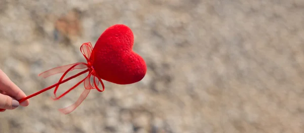 Rood hart op het exotische zandstrand - Valentijnsdag concept — Stockfoto