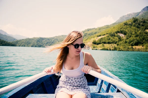Mladá žena se veslovat na lodi na letní den — Stock fotografie