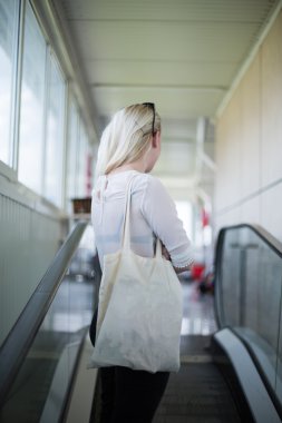 Neşeli oldukça genç bayan alarak yürüyen merdiven Ride ve shoppin