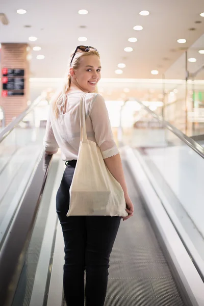 Joyeux Jolie jeune femme prenant l'escalator Ride et shoppin — Photo