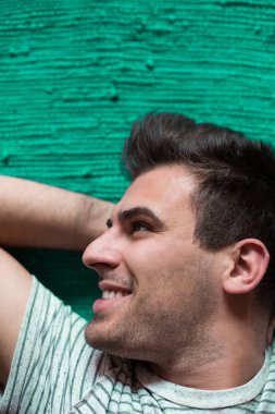 insanlar, onarım ve yenileme kavramı - mutlu adam yalancı halı o