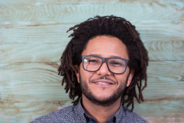 Stüdyo portre serin siyah gencin siyah gözlüklü, çi