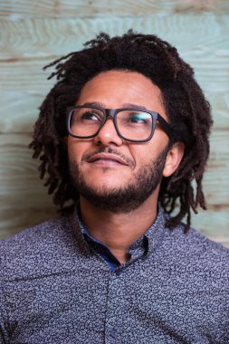 Afro adam gözlük ile poz