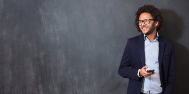 Raslantı yakışıklı. Neşeli genç Arap adam ayakta portresi 