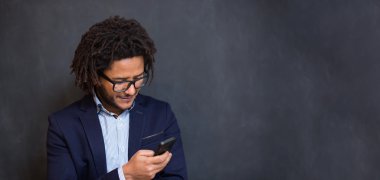 Raslantı yakışıklı. Neşeli genç Arap adam ayakta portresi 