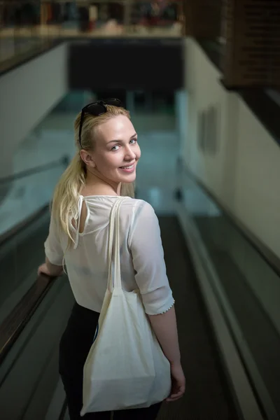 Joyeux Jolie jeune femme prenant l'escalator Ride et shoppin — Photo