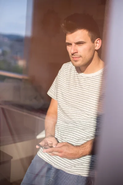 Estudiante escribiendo por teléfono en la escuela universitaria interior moderno — Foto de Stock