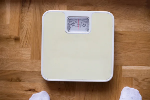 Escala de banheiro - dieta e conceito de excesso de peso — Fotografia de Stock