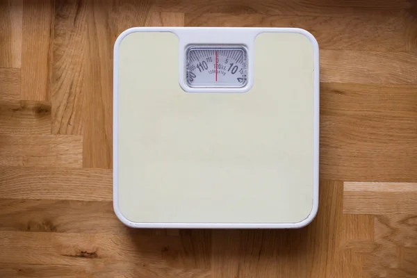 Escala de banheiro - dieta e conceito de excesso de peso — Fotografia de Stock