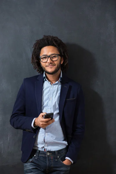 Homem feliz com um cabelo afro — Fotografia de Stock