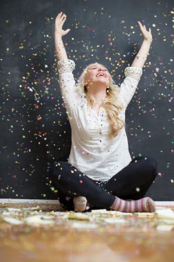 Konfeti yağmuru altında gülen kız. Filtre etkisi eklendi.