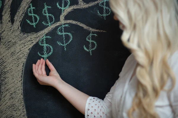 Feliz rubia mujer de negocios recogiendo dinero de un árbol de dinero, c — Foto de Stock