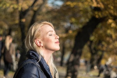 Şehvetli kadın, doğal güzellik, hiçbir cosm yakın çekim yaşam tarzı görüntü