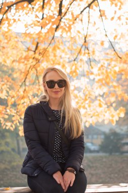 parkta gülümseyen kadın