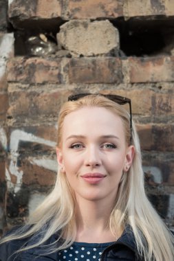 hippi kız açık havada bir graffiti duvar duruyor