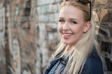 hippi kız açık havada bir graffiti duvar duruyor