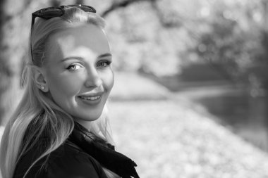 Kameraya gülümseyen kadın.