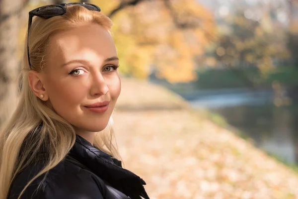 Mulher sorrindo para a câmera — Fotografia de Stock