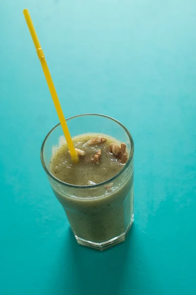 Batido de plátano de chocolate en un vaso con pajitas —  Fotos de Stock