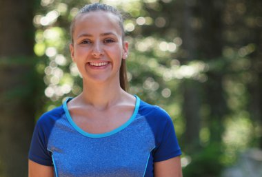 Yorgun kadın atlet bir mola. Sportif kadın nefes ve r