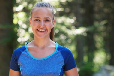 Yorgun kadın atlet bir mola. Sportif kadın nefes ve r