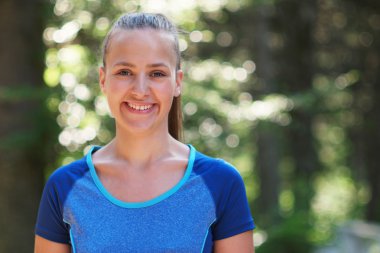 Yorgun kadın atlet bir mola. Sportif kadın nefes ve r