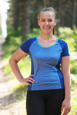 Yorgun kadın atlet bir mola. Sportif kadın nefes ve r