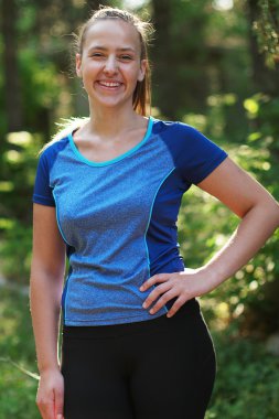 bir mountai çalıştırmak için eğitim sağlıklı bir kadın portresi