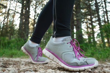 Kadın atlet koşucu. closeup ayakkabı üzerinde. kadın fitness gün batımı jog