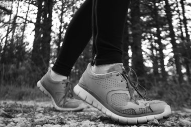 Kadın atlet koşucu. closeup ayakkabı üzerinde. kadın fitness gün batımı jog