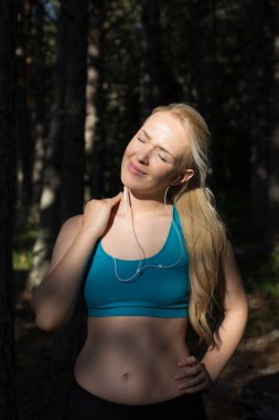 Onun nec dokunmadan spor içinde atletik genç kadın arkadan görünüm