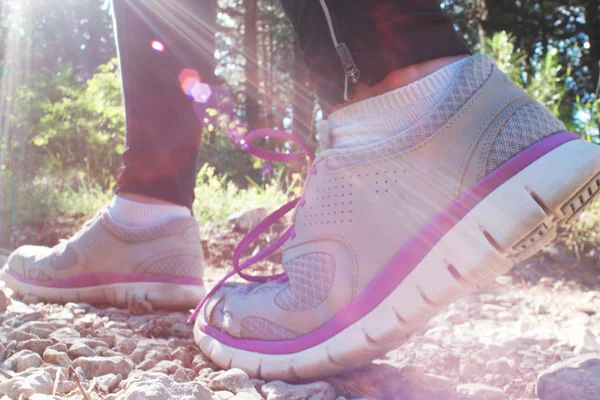 Closeup of female legs jogging on a trail, instagram tone, flare — Stock Photo, Image