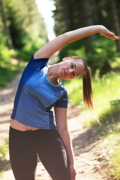 Mujer joven de pie y descansando después de correr. Bienestar y deporte c —  Fotos de Stock