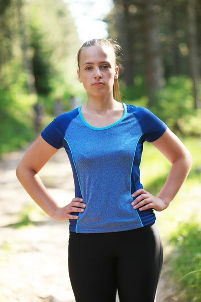 Junge schöne sportliche Mädchen in kurzen grünen Sport Top-Training i — Stockfoto