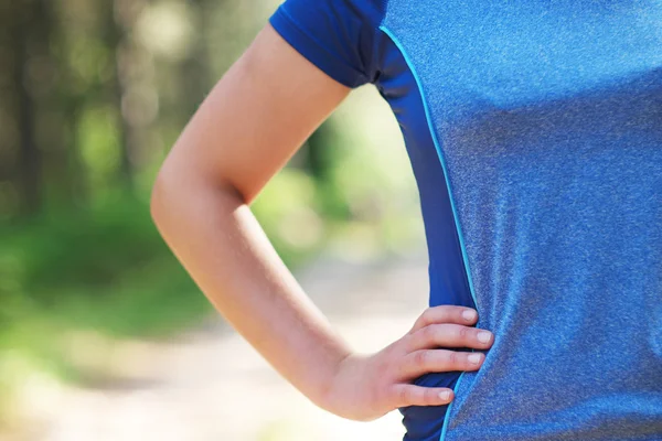 Recortado tiro de la mujer en forma en ropa deportiva de pie con su mano — Foto de Stock