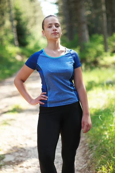 Attraktive, fitte Frau im Sportkleidungstraining im Freien, weiblich — Stockfoto