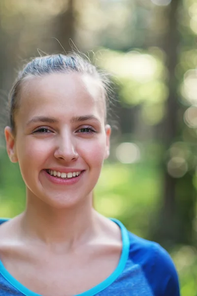 Portret van een gelukkige jonge wandelaar vrouw in de natuur. Jonge Kaukasische — Stockfoto