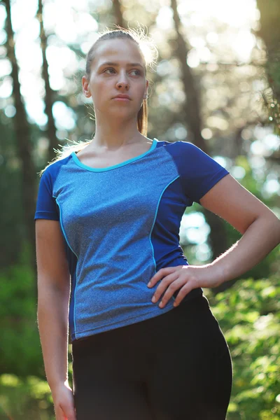 Porträt einer gesunden Frau beim Lauftraining entlang eines Berges — Stockfoto