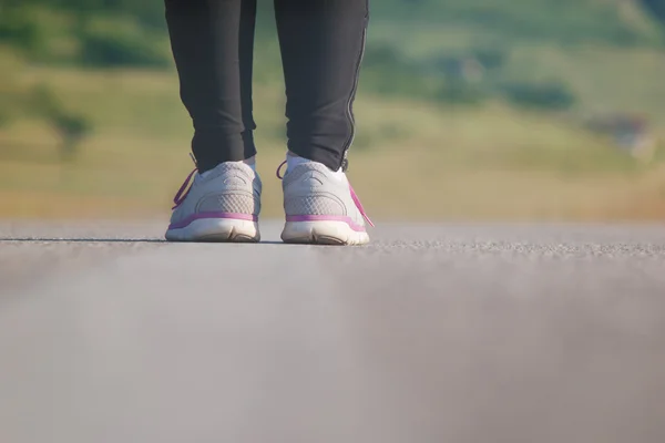 Θηλυκά αθλητής δρομέας. κινηματογράφηση σε πρώτο πλάνο στο παπούτσι. γυναίκα καταλληλότητας ηλιοβασίλεμα σκούντημα — Φωτογραφία Αρχείου