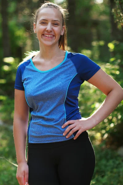 Portrait d'une femme en bonne santé s'entraînant à courir le long d'un mountai — Photo