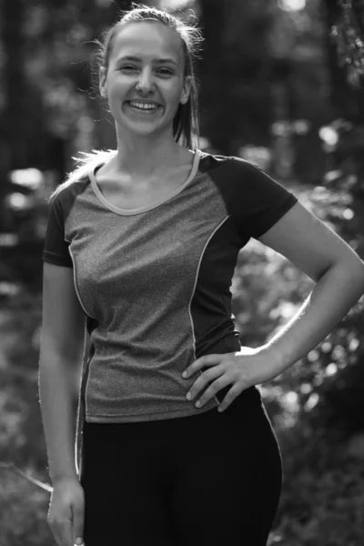 Портрет здоровой женщины, тренирующейся бегать вдоль горы — стоковое фото