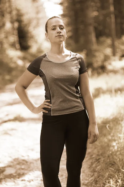 Aantrekkelijk passen vrouw in sportkleding opleiding buitenshuis, vrouwelijke ath — Stockfoto