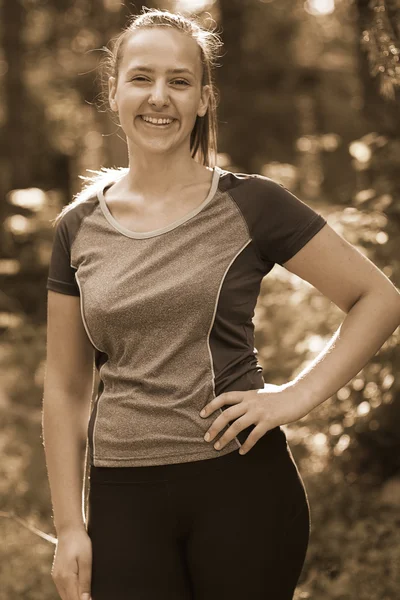 Retrato de uma mulher saudável treinando para correr ao longo de um mountai — Fotografia de Stock