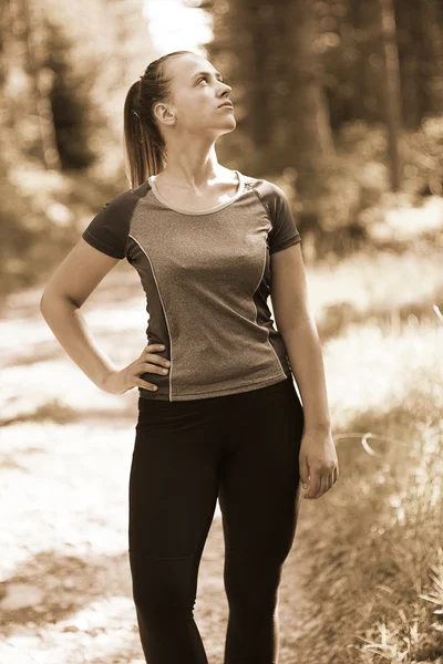 Atractiva mujer en forma en entrenamiento de ropa deportiva al aire libre, mujer ath —  Fotos de Stock