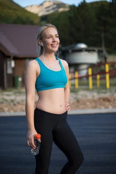 Laufende Frau. Läuferin joggt beim Outdoor-Training in einem — Stockfoto